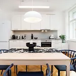 Central Bright And Spacious Appt