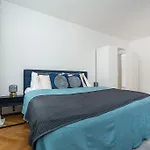 Central Bright And Spacious Appt