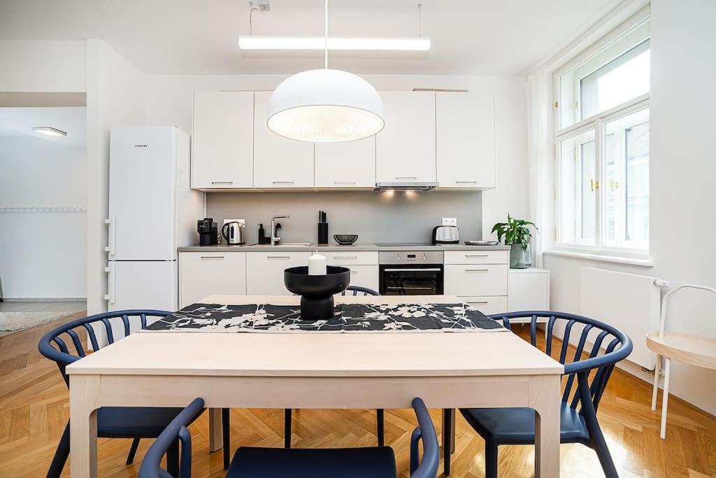 Bright And Spacious Appt * Prague