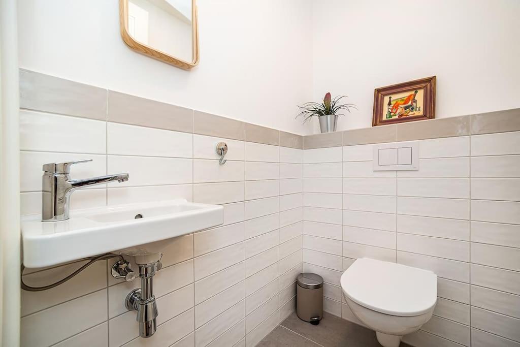 Bright And Spacious Appt * Prague