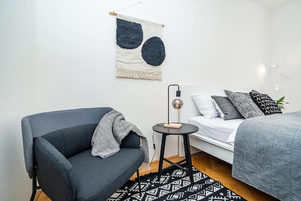 Bright And Spacious Appt Apartment