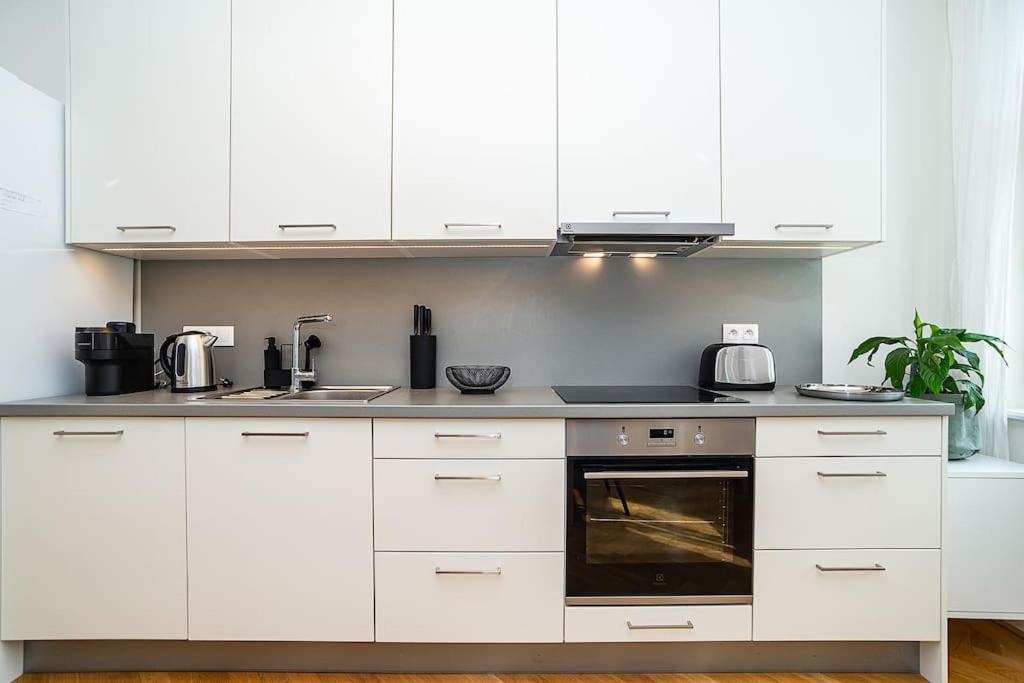 Bright And Spacious Appt *