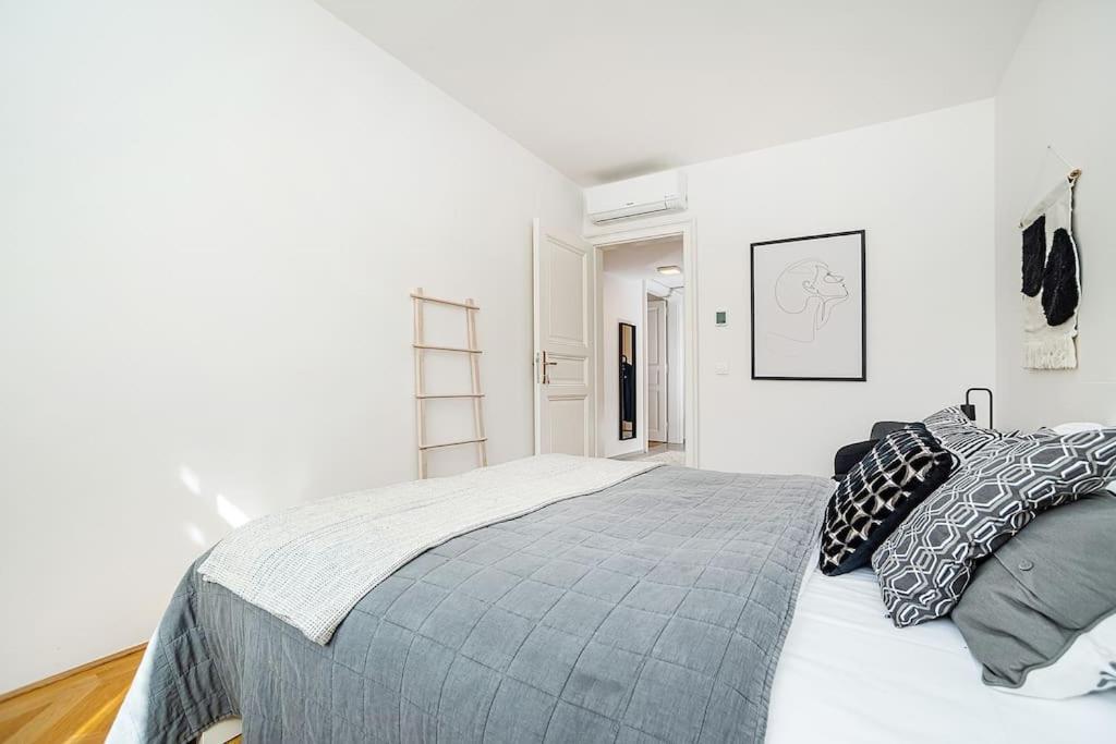 Apartment Bright And Spacious Appt *