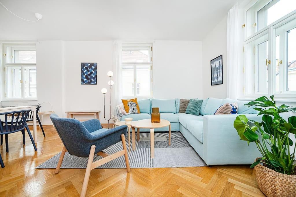 Bright And Spacious Appt Prague