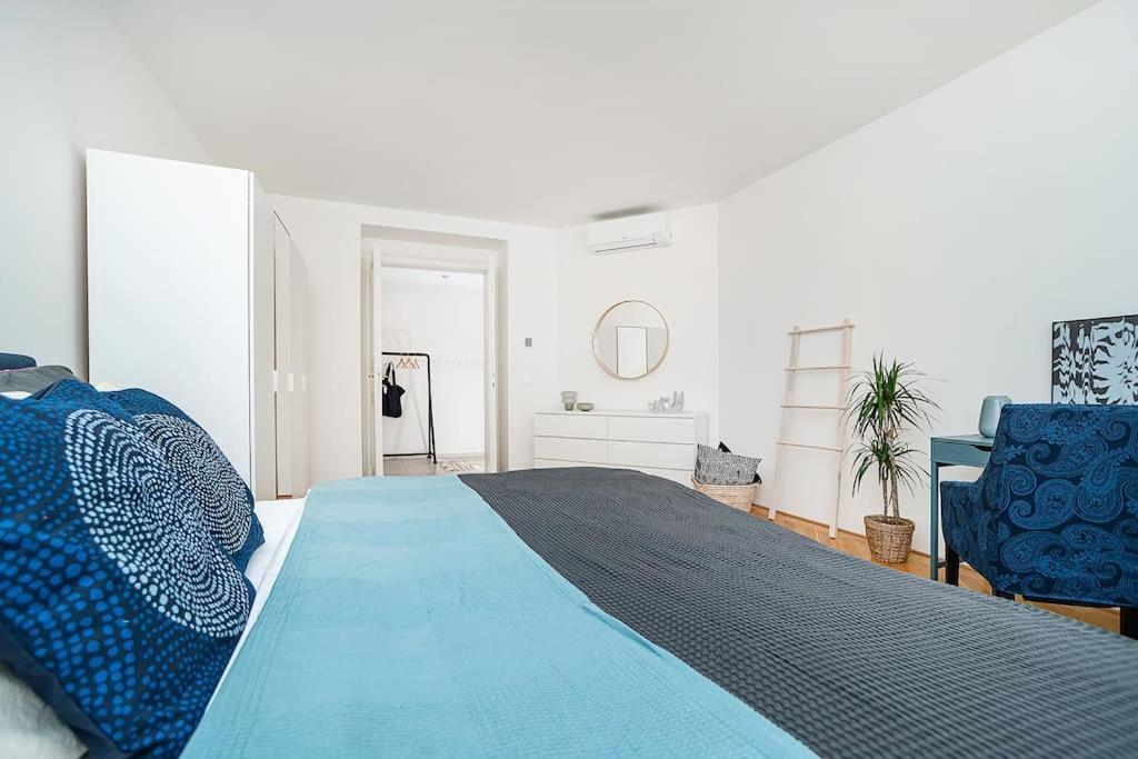 Bright And Spacious Appt Apartment